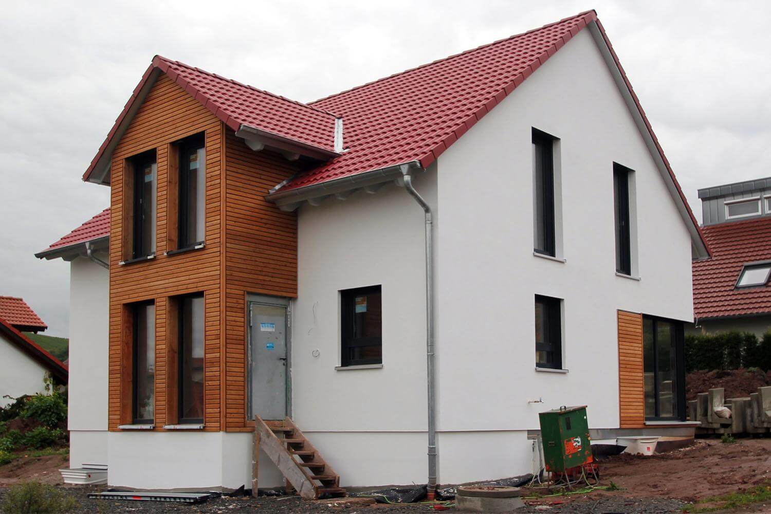 holzhaus-einfamilienhaus-schuppen-garage