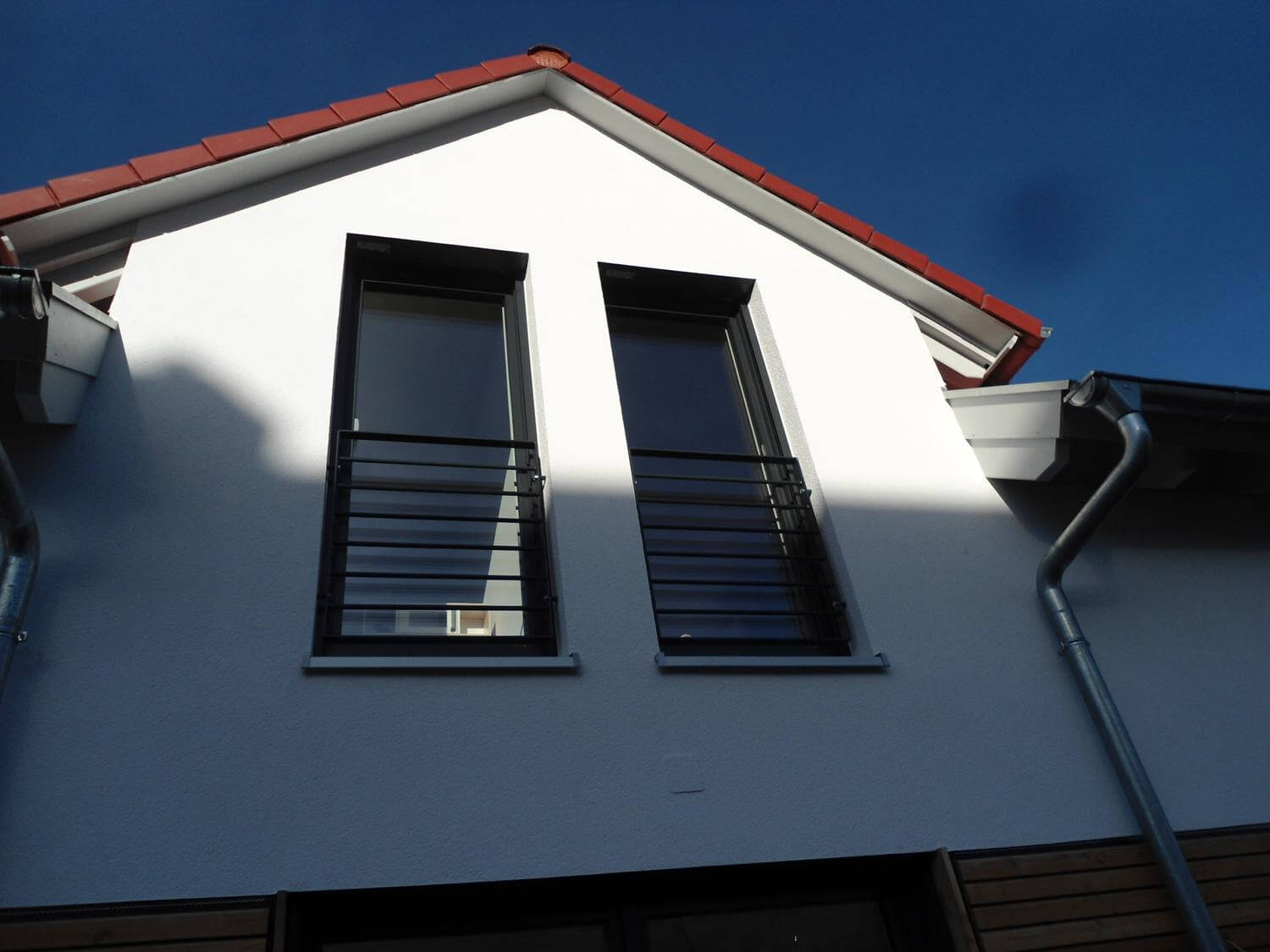 Einfamilienhaus mit Fertigteilgarage und Geräteschuppen in Cleebronn