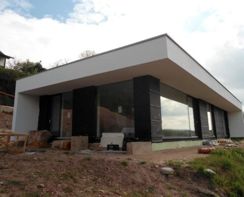 holzhaus einfamilienhaus bungalow flachdach windshbach 5 495x400