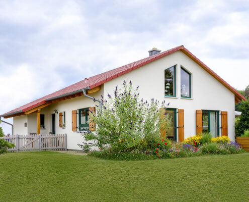 Einfamilienhaus als Bungalow mit Carport und Geräteschuppen in Emskirchen