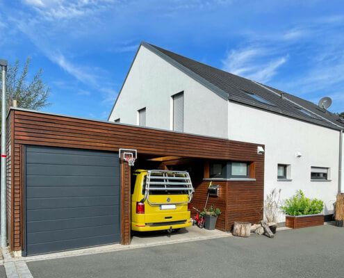 Einfamilienhaus als Doppelhaushälfte mit Garage und Carport in Roßtal