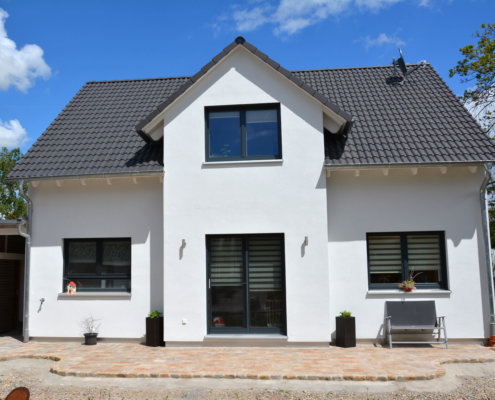 Einfamilienhaus mit Carport, Geräteschuppen und Nebengebäude in Kaubenheim