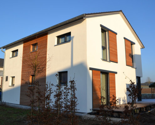 Einfamilienhaus mit Carport und Geräteschuppen in Adelsdorf