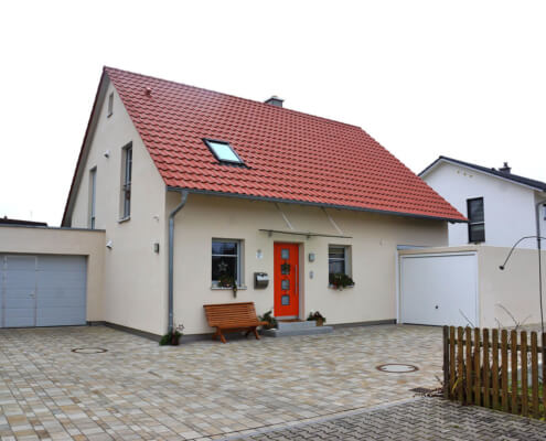 Einfamilienhaus mit Garagen und Schuppen in Eckental