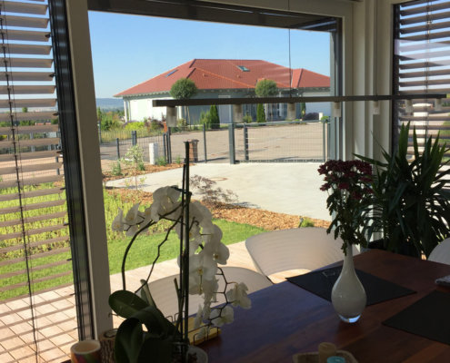 Einfamilienhaus mit Fertigteilgaragen und Carport in Bad Windsheim