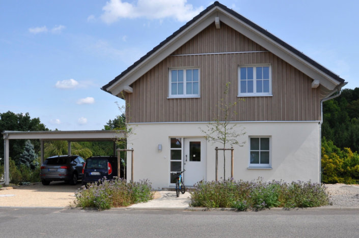 holzhaus landhausstil einfamilienhaus carport ochsenfurt (7)