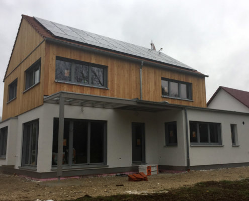 Einfamilienhaus mit Garagen in Henfenfeld