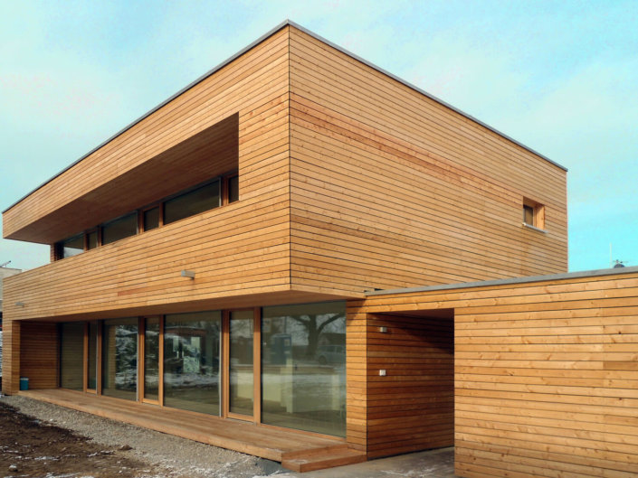 modern Holzhaus-Flachdach-Holzfassade-Holzterasse-Bauhausstil