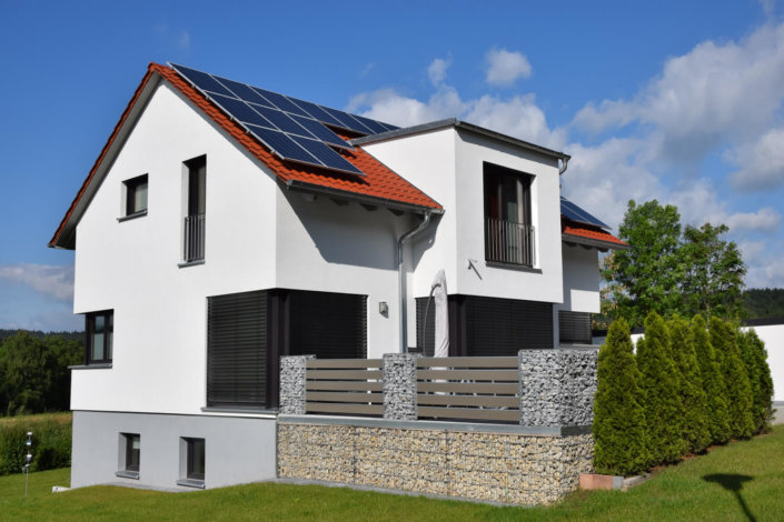modern Holzhaus-Satteldach-Gaube mit Flachdach-modern Eckfenster -modern Balkon-französischer Balkon
