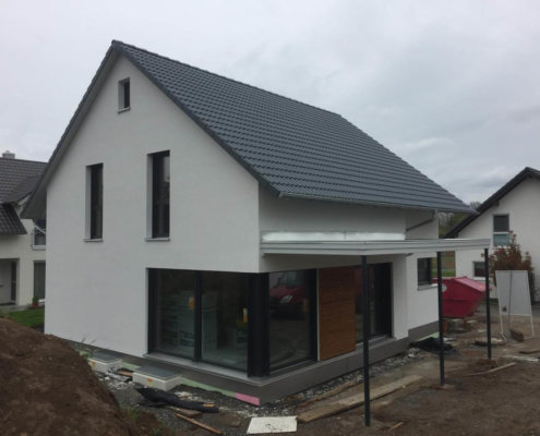 Einfamilienhaus mit Carport, Schuppen und Garagen in Ilsfeld