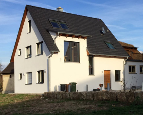 Anbau eines Einfamilienhauses mit Carport an ein bestehendes Gebäude in Zirndorf