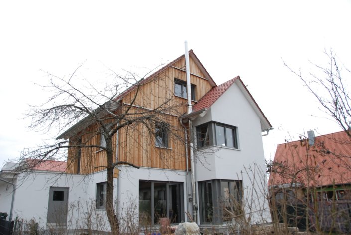 Einfamilienhaus mit Nebengebäude in Uttenreuth