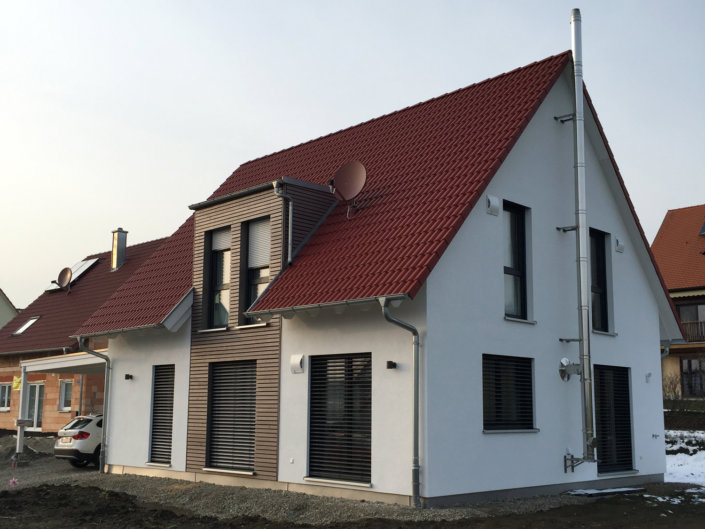 Einfamilienhaus mit Caroport Geräteschuppen in Neustadt a. d. Aisch