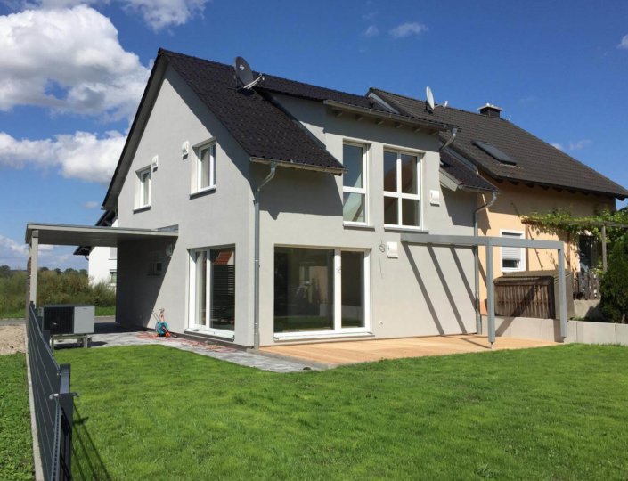 Doppelhaushaelfte mit Carport in Ipsheim