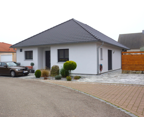 Einfamilienhaus mit Carport und Schuppen in Uffenheim