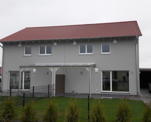 Zweifamilienhaus als Doppelhaus mit Carport in Burgbernheim