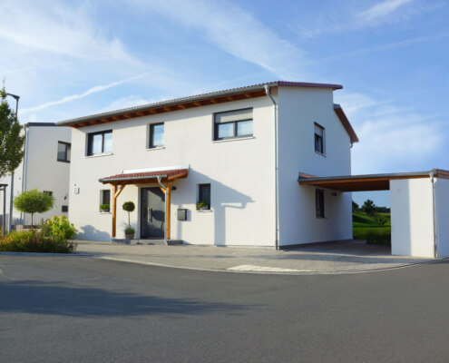 Einfamilienhaus mit Carport und Schuppen in Roßtal