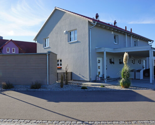 Klassisches Zweifamilienhaus als Doppelhaus mit Carport in Burgbernheim