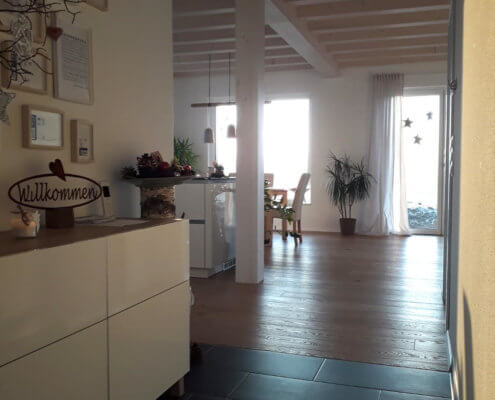 Einfamilienhaus mit Einliegerwohnung, Carport und Schuppen in Aurach