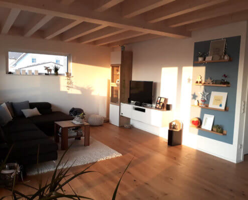 Einfamilienhaus mit Einliegerwohnung, Carport und Schuppen in Aurach