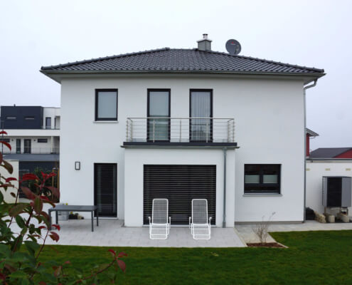 Einfamilienhaus mit Doppelgarage und Schuppen in Uffenheim