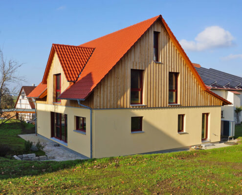 Einfamilienhaus mit Carport und Schuppen in Leutershausen