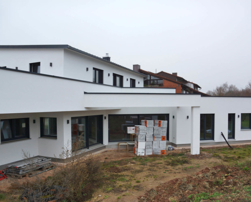 Mehrfamilienhaus mit Garagen und Carport in Hilpoltstein