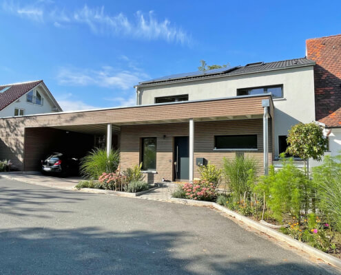 Einfamilienhaus als Doppelhaushälfte mit Carport in Roßtal