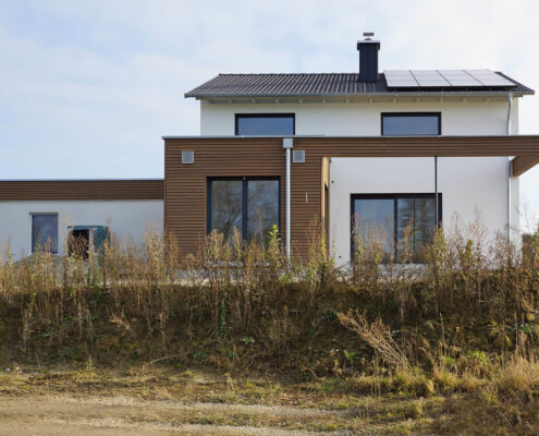 Einfamilienhaus mit Carport und Garage in Wörnitz