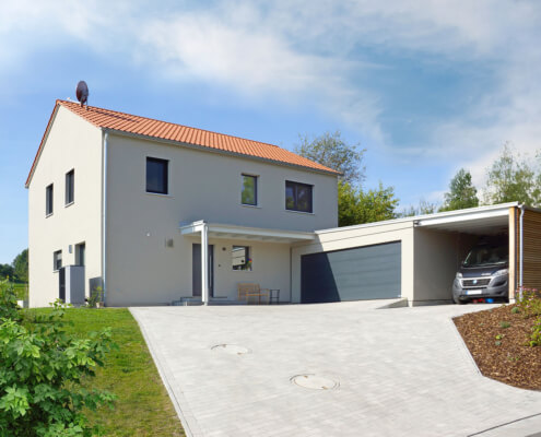 Zweifamilienhaus mit Carport und Garage in Emskirchen-Flugshof