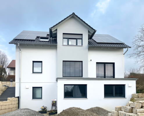Einfamilienhaus mit Einliegerwohnung und Garage in Binzing