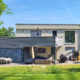 holzhaus zweifamilienhaus flachdach modern bauhau einliegerwohnung carport langenzenn (15)