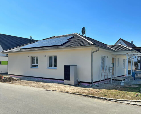 Einfamilienhaus als Bungalow mit Carport in Neunkirchen am Brand