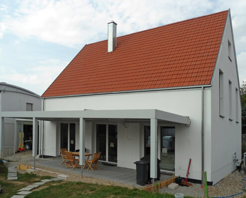Holzhaus Buttenheim modern vordach (1)