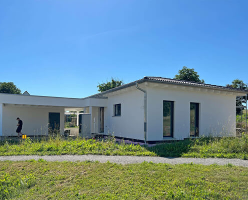 Einfamilienhaus als Bungalow mit Carport und Garage in Obernesselbach