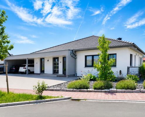 Einfamilienhaus als Bungalow mit Einliegerwohnung und Carport in Gerhardshofen