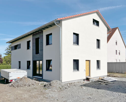 Zweifamilienhaus mit Carport und Garage in Burgbernheim