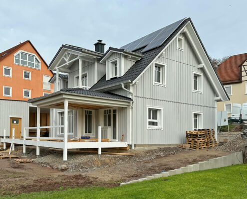 Zweifamilienhaus als Schwedenhaus mit Carport in Wilhelmsdorf