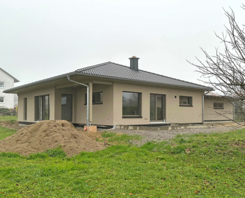 Einfamilienhaus mit Einliegerwohnung als Bungalow mit Carport in Schrozberg – OT Schmalfelden