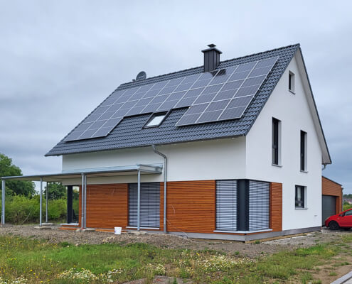 Zweifamilienhaus mit Garage und Pergola in Gebsattel