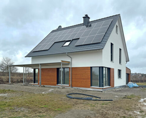 Zweifamilienhaus mit Garage und Pergola in Gebsattel