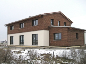 holzhaus zweifamilienhaus baudenbach carport 1