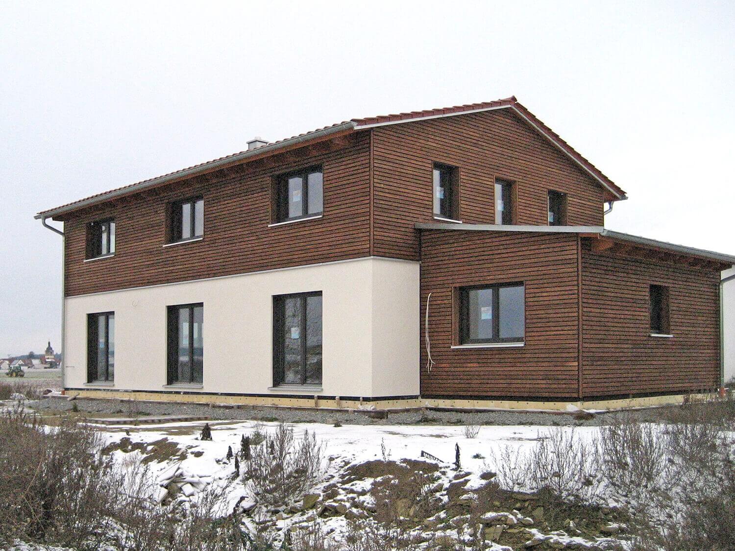holzhaus-zweifamilienhaus-baudenbach-carport-1.jpg