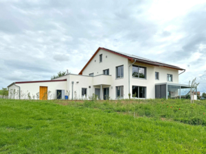 holzhausbau zweifamilienhaus einliegerwohnung garage carport pergola herrnberchtheim (14)