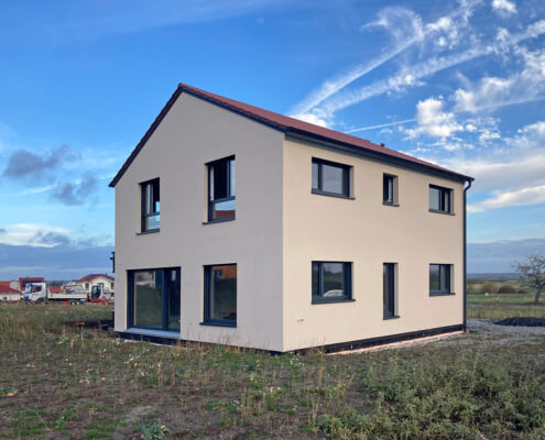 Einfamilienhaus mit Einliegerwohnung und Carport in Burgbernheim