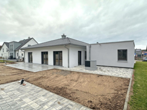 holzhausbau einfamilienhaus bungalow doppelgarage geraeteschuppen gunzenhausen (7)