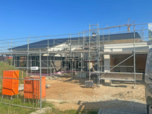 holzhausbau einfamilienhaus doppelgarage pergola badstaffelstein (1)