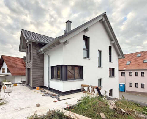 Einfamilienhaus mit Carport und Einliegerwohnung in Wilhermsdorf – OT Unterulsenbach